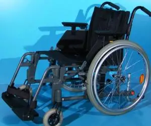 Scaun cu rotile - Etac   latime sezut 47 cm