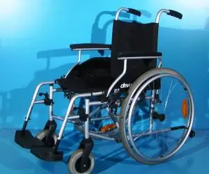 Scaun cu rotile  Drive - latime sezut 45 cm