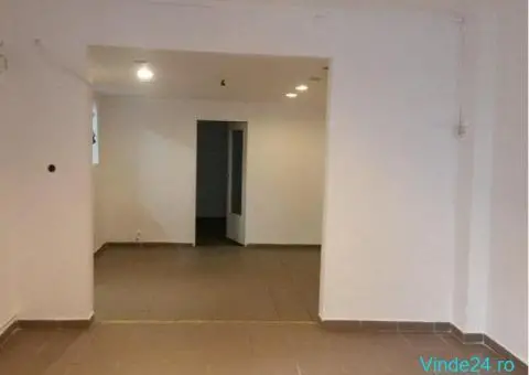 Unirii bd.Decebal adiacent se inchiriaza corp de casa intrare din strada 70 mp 800 E